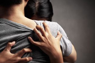 《男朋友对小三的感情，是真爱还是一时冲动？揭秘情感三角关系的真相》