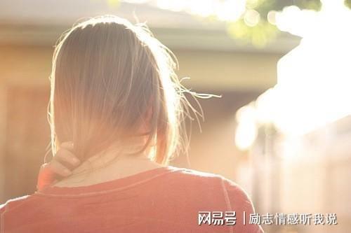 在爱情中卑微的女性，她们真的不值得同情吗？
