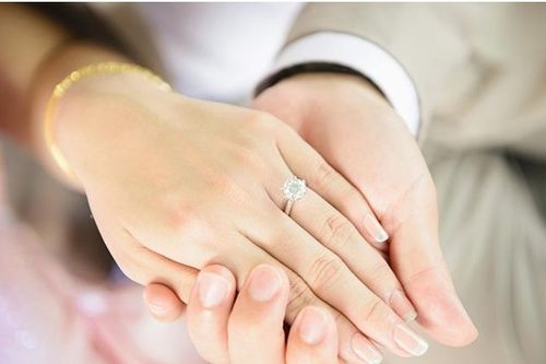 《女生结婚戒指戴哪个手指?揭秘婚戒佩戴指南与时尚潮流》