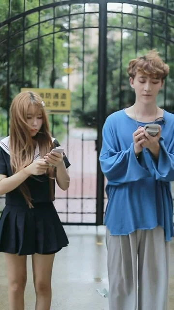 从“她看我”到“我看她”：揭秘社交互动中的双向吸引力