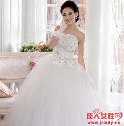 【潮流解码】结婚照女生发型:如何打造完美“镜前新娘”