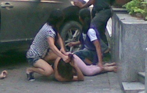 当街扒光,小三女子遭遇暴力:社会道德的沦丧还是个人极端行为?