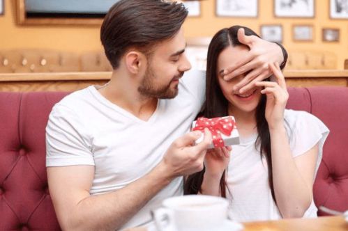 跟女生在一起，如何巧妙增进感情？