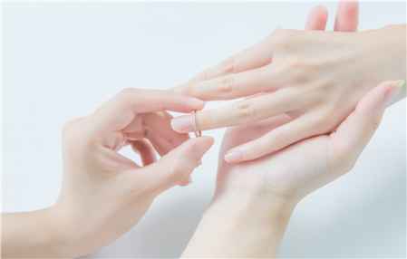 《婚姻的微妙平衡：当“同房”成为难题，婚姻能维持多久？》