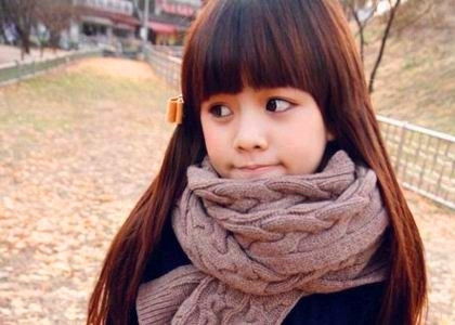 《揭秘:女生躺床上头仰着的奥秘,是健康隐患还是生活小习惯?》