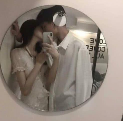 约会时，为何女生头不对着你？揭秘背后的心理奥秘