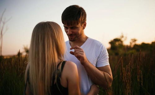 女人梦见和陌生男人亲密：揭秘梦境背后的心理密码