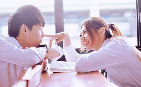 《揭秘两男同行的欢乐时光：他们到底在做什么？》