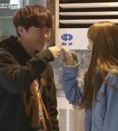 被亲近的人背叛，女生如何应对？揭秘心理重建之路