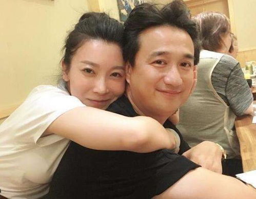 男女合照中的亲密程度：揭秘社交礼仪背后的心理密码