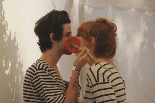 男生心仪之人相伴，揭秘恋爱中的快乐密码