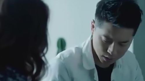 《当爱情不再：揭秘男友未劈腿却渐行渐远的真相》