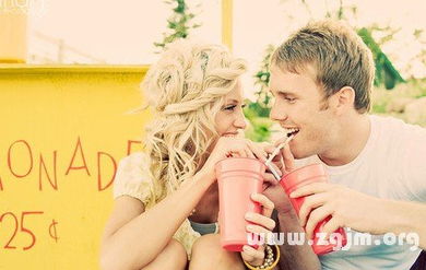 《同居之辩：男生与女生为何不住在一起？探究背后的社会现象与生活选择》