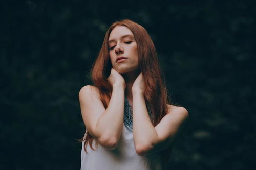 《女人欲情故纵的套路揭秘：如何破解神秘心理战？》