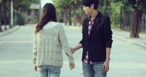 《情感三角：为何他选择分手？揭秘男生与女朋友分手背后的心理动机》