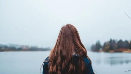 同居前要求男方送礼，女生这样做背后的心理与建议