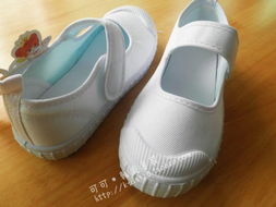 白色舞蹈鞋下的秘密：揭秘女孩劈腿背后的故事