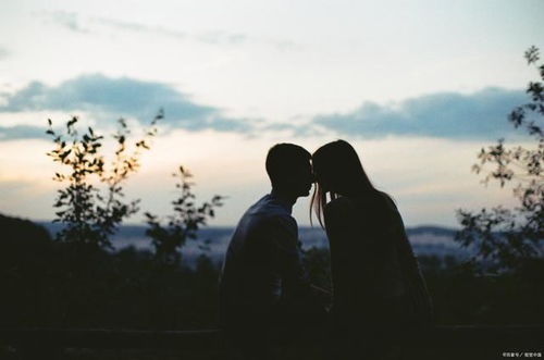 《婚姻危机：老公出轨，如何挽回你的爱情堡垒？》