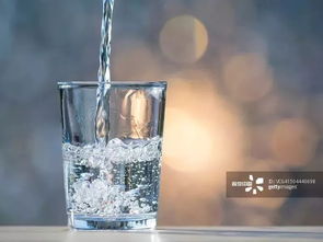 揭秘“女生喝酒上头”：酒精代谢差异与科学饮酒指南