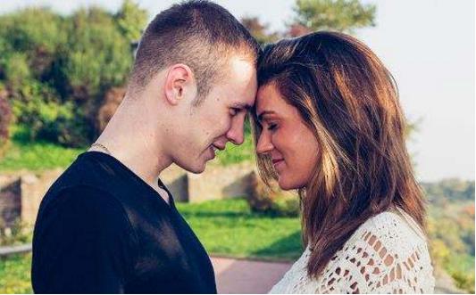 《同居过，恋爱否？揭秘同居对情感关系的潜在影响》