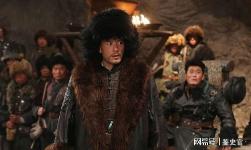 女工灰烬中翻出爱情信物，尘封的记忆唤醒了什么？