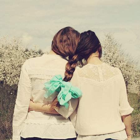 “同性之恋，艺术中的多元表达——解析女性同性恋主题画作”