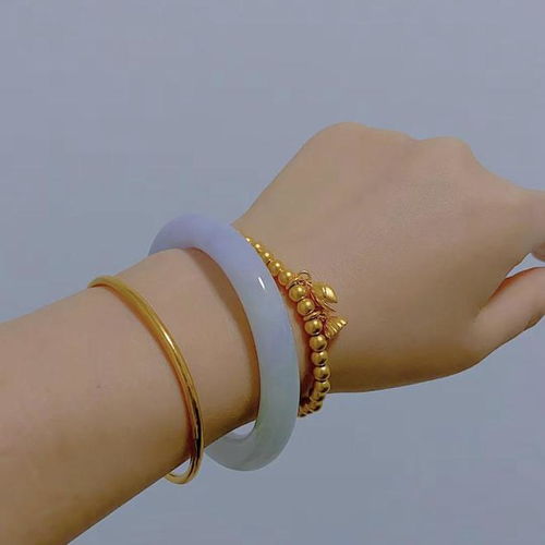 结婚金手镯，究竟该戴哪只手？揭秘女生佩戴黄金饰品的新风尚