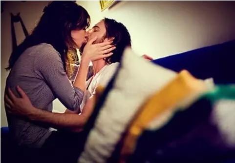 《出轨：家庭裂痕的催化剂？揭秘出轨对家庭及孩子的深远影响》