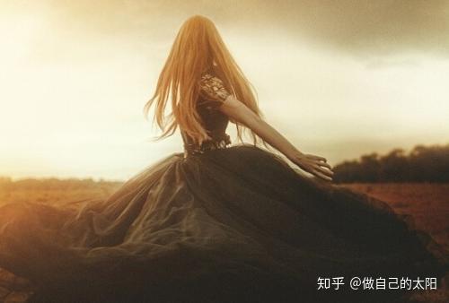 《当代女性婚姻趋势：单身潮来袭？探究女生不结婚的现象与成因》