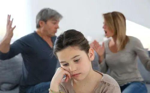 《出轨的阴影：揭秘男友出轨对我心理的伤害及应对策略》