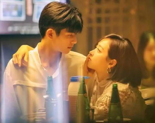 揭秘亲密关系：女生与男生如何构建和谐的情感纽带？