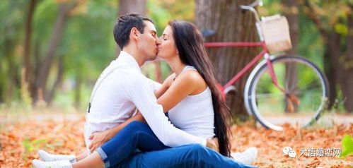 《女生约会邀请背后的心理解码：揭秘约会的秘密信号》