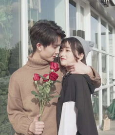 《揭秘女生告诉你“和谁在一起”背后的心理密码》