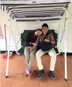 《同居乱象：揭秘“渣女”与两男生的复杂关系》