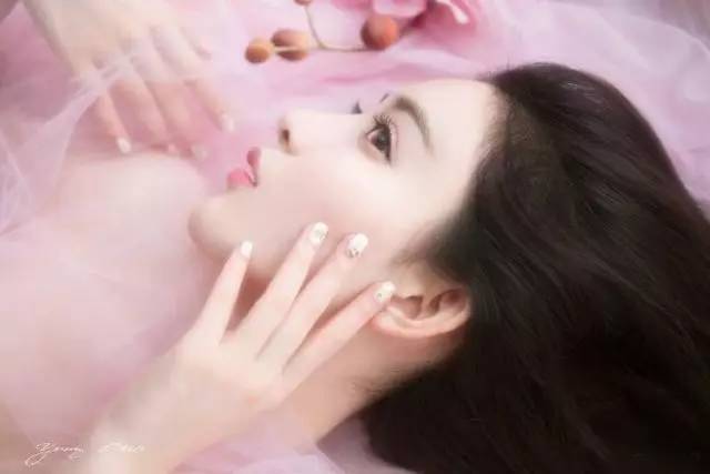 《揭秘心仪女生“约会”背后的秘密：如何正确应对情感挑战？》