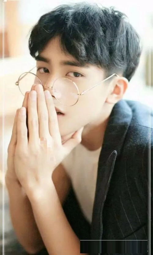 《男士时尚新趋势：挂鼻子下头的胡子，是否值得一试？》