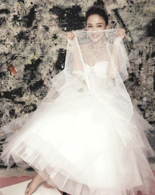 《婚纱恒久，爱情永恒？揭秘婚后穿婚纱新潮流背后的心理动机》