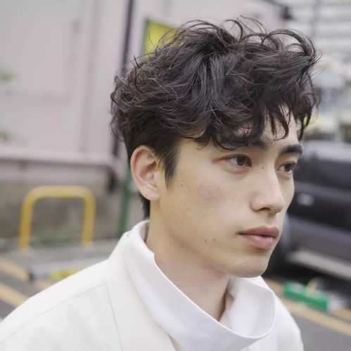 《烫发后悔？揭秘男生烫发失败后如何恢复秀发》