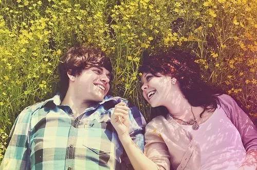 《感情修复还是干扰？男生应如何看待女生与前男友的接触？》