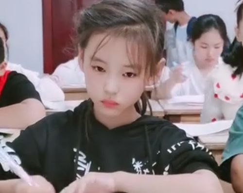 【焦点观察】女生为何皱眉？揭秘眼神交流中的心理密码