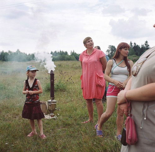 《乡村恋情新风尚：揭秘农村年轻男女河边约会现象》