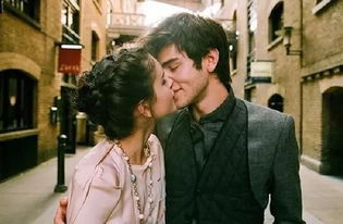 《感动之桥：男生是否会因心动而与异性携手？深度解析爱情心理学》