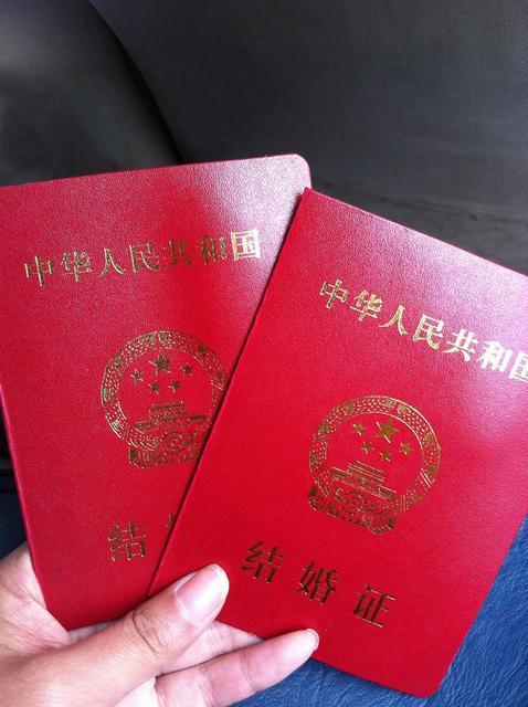 《法定年龄下的爱情承诺：揭秘女生领结婚证的年龄限制》