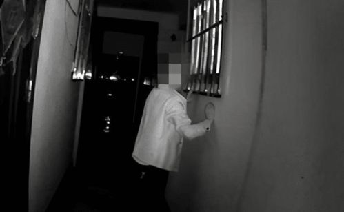 《偷看背后的心理解码：女生发现男生偷看后的心理活动探究》