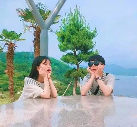 《甜蜜的亲密：专家揭秘情侣间必试的亲密动作，你准备好了吗？》