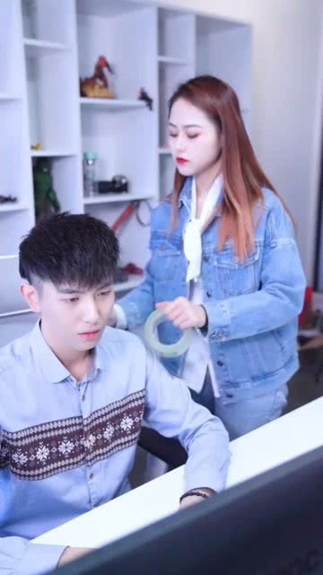 揭秘情感迷雾：发现男友看别的女生，如何正确应对？