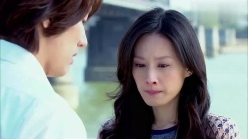 《情感纠葛下的三角关系：喜欢你的女生为何选择了你的兄弟？深度解析与应对