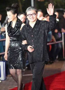 男嘉宾现场亲密互动，揭秘社交礼仪新趋势