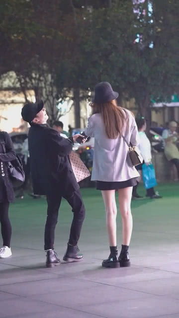 身高差异下的爱情：女生与矮男相恋，揭秘身高不是爱情的唯一标准