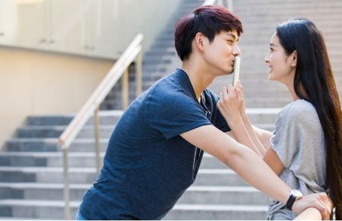 揭秘男性情感：为何他们想与你更亲密？